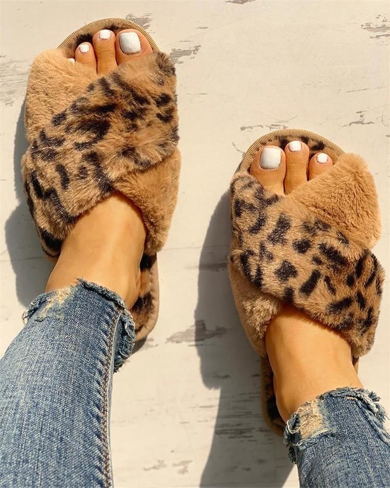 Quarantine & Chill furry slippers "nude"