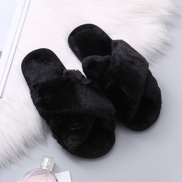 Quarantine & Chill furry slippers "black"