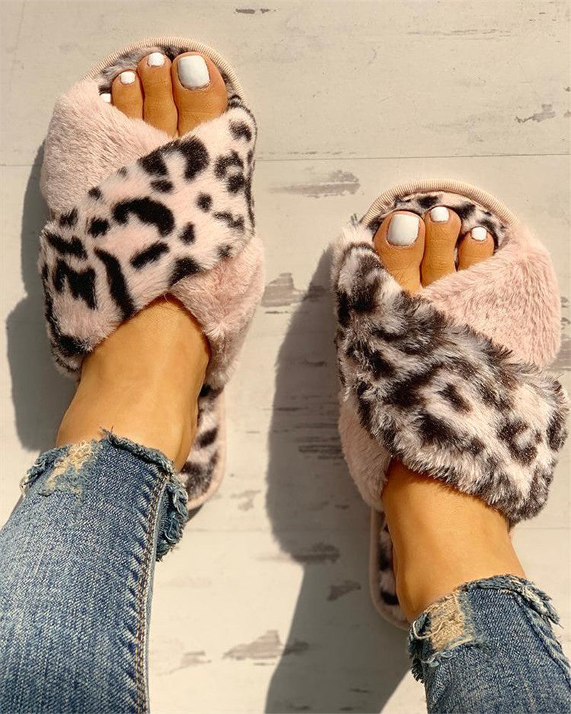 Quarantine & Chill furry slippers "pink"